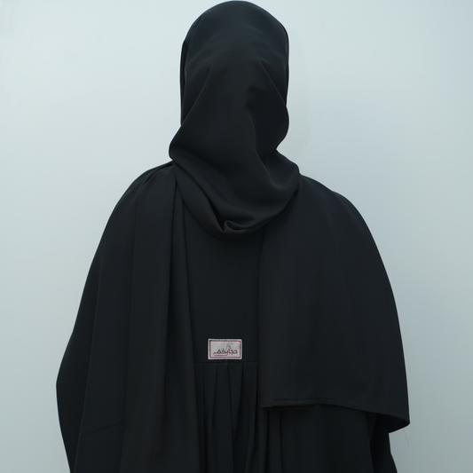 عباية محتشمة بتصميم عملي ولمسة أنثوية راقية باللون الاسود