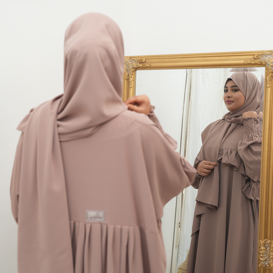 عباية محتشمة بتصميم عملي ولمسة أنثوية راقية باللون البيج