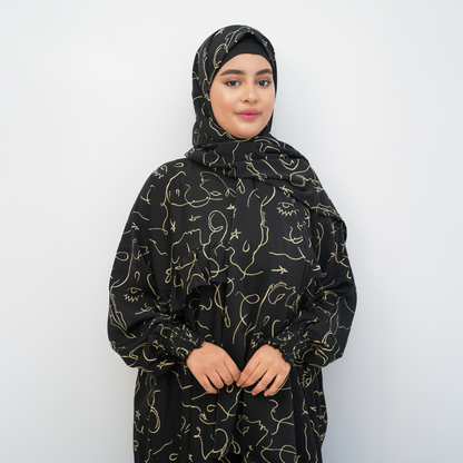 عباية محتشمة بتصميم عملي ولمسة أنثوية راقية  باللون الاسود و الذهبي