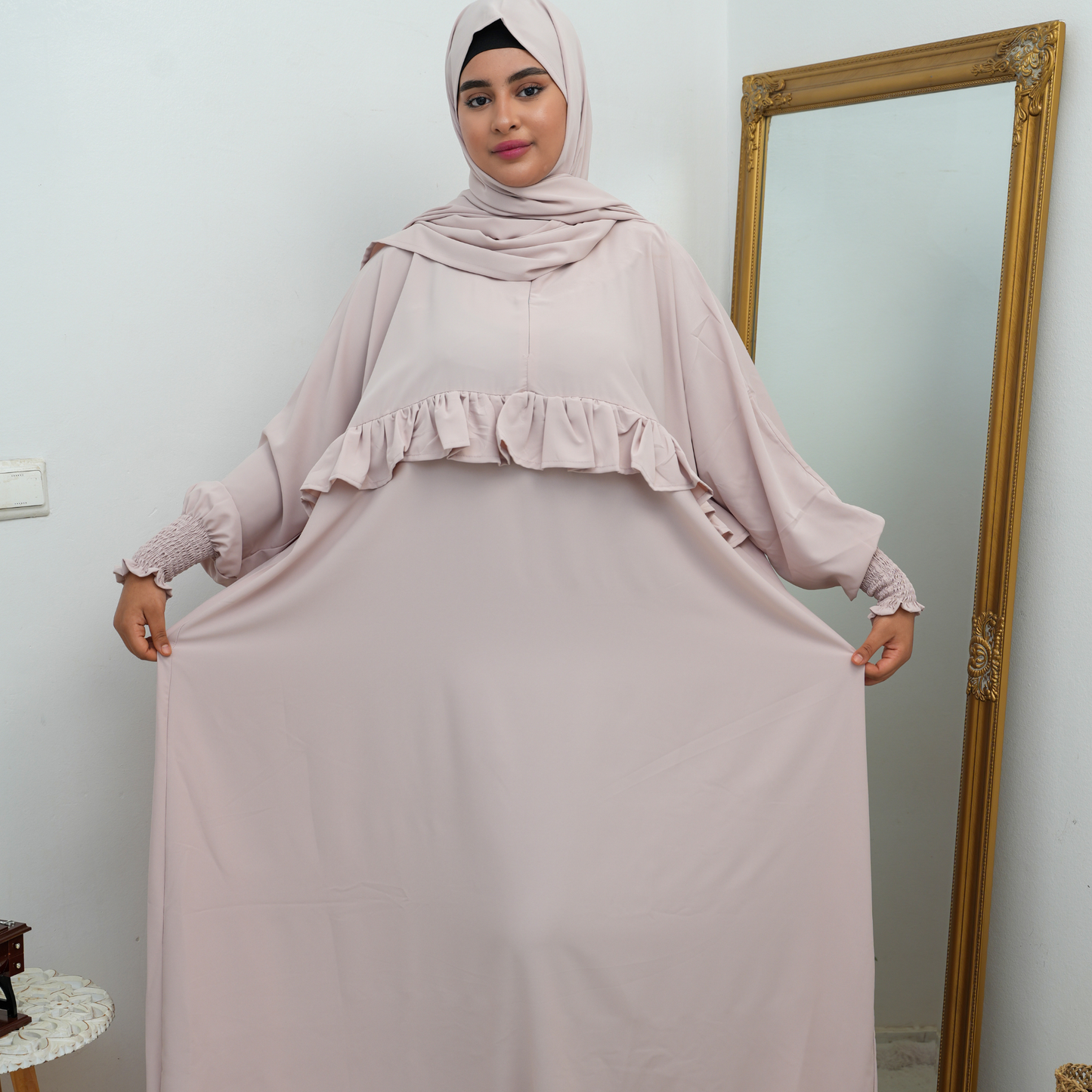 عباية محتشمة بتصميم عملي ولمسة أنثوية راقية  باللون الكريمي