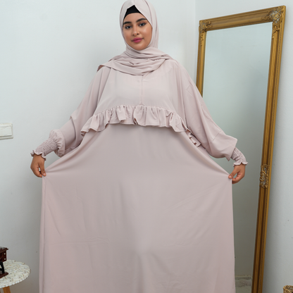 عباية محتشمة بتصميم عملي ولمسة أنثوية راقية  باللون الكريمي