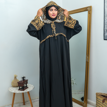 عباية محتشمة بتصميم عملي ولمسة أنثوية راقية  باللون الاسود و النمر