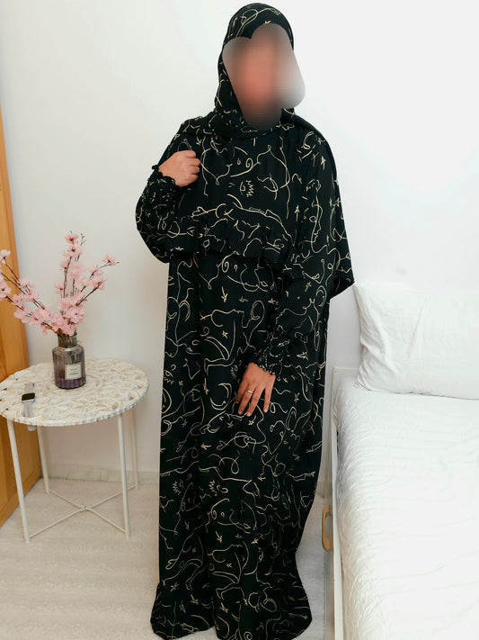 عباية محتشمة بتصميم عملي ولمسة أنثوية راقية  باللون الاسود و الذهبي