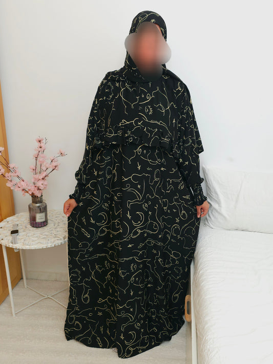 عباية محتشمة بتصميم عملي ولمسة أنثوية راقية  باللون الاسود و الذهبي