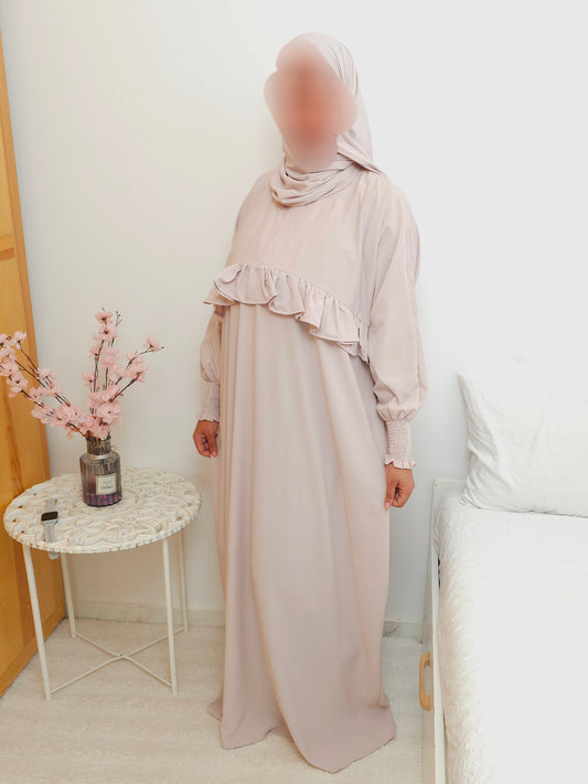 عباية محتشمة بتصميم عملي ولمسة أنثوية راقية  باللون الكريمي