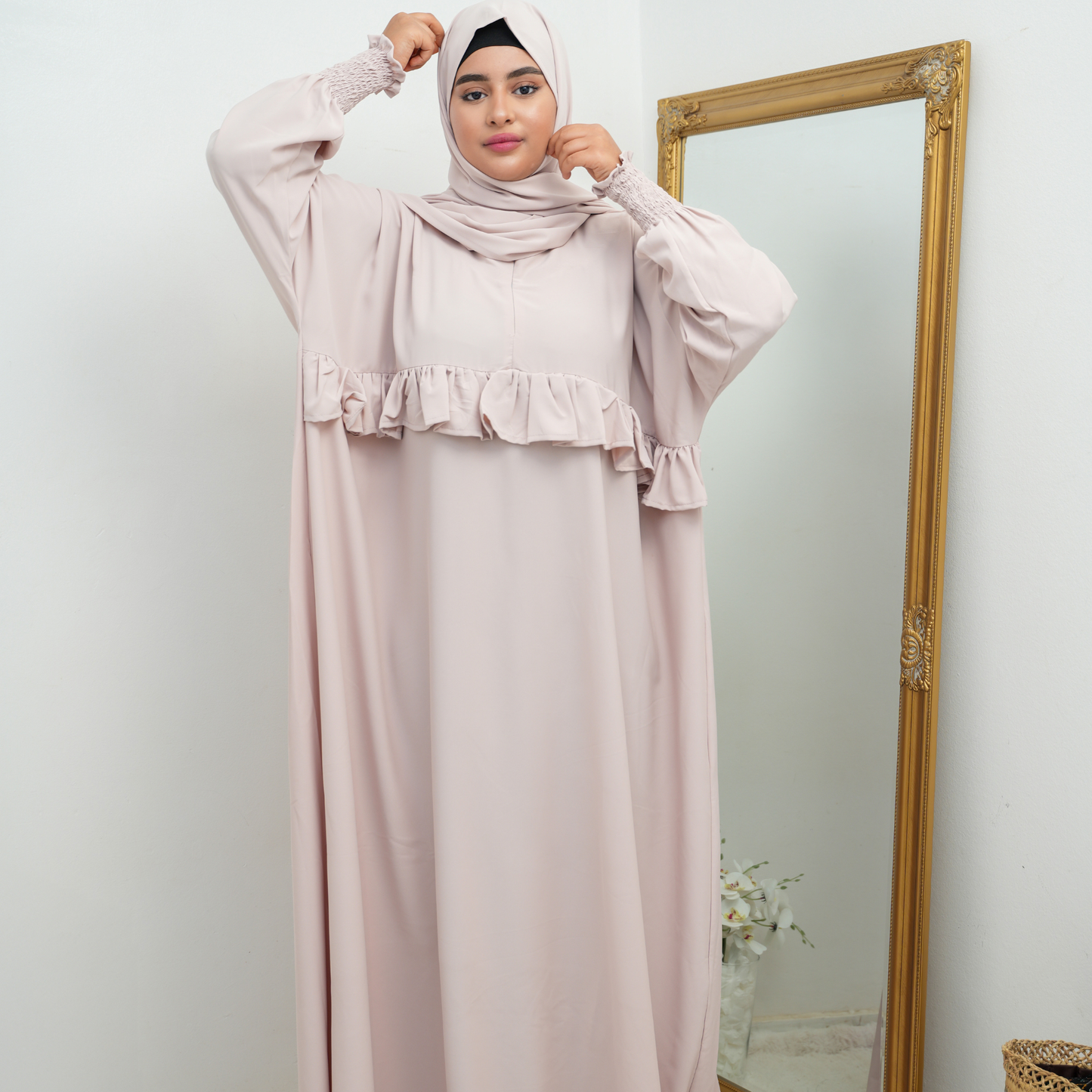 عباية محتشمة بتصميم عملي ولمسة أنثوية راقية  باللون الكريمي