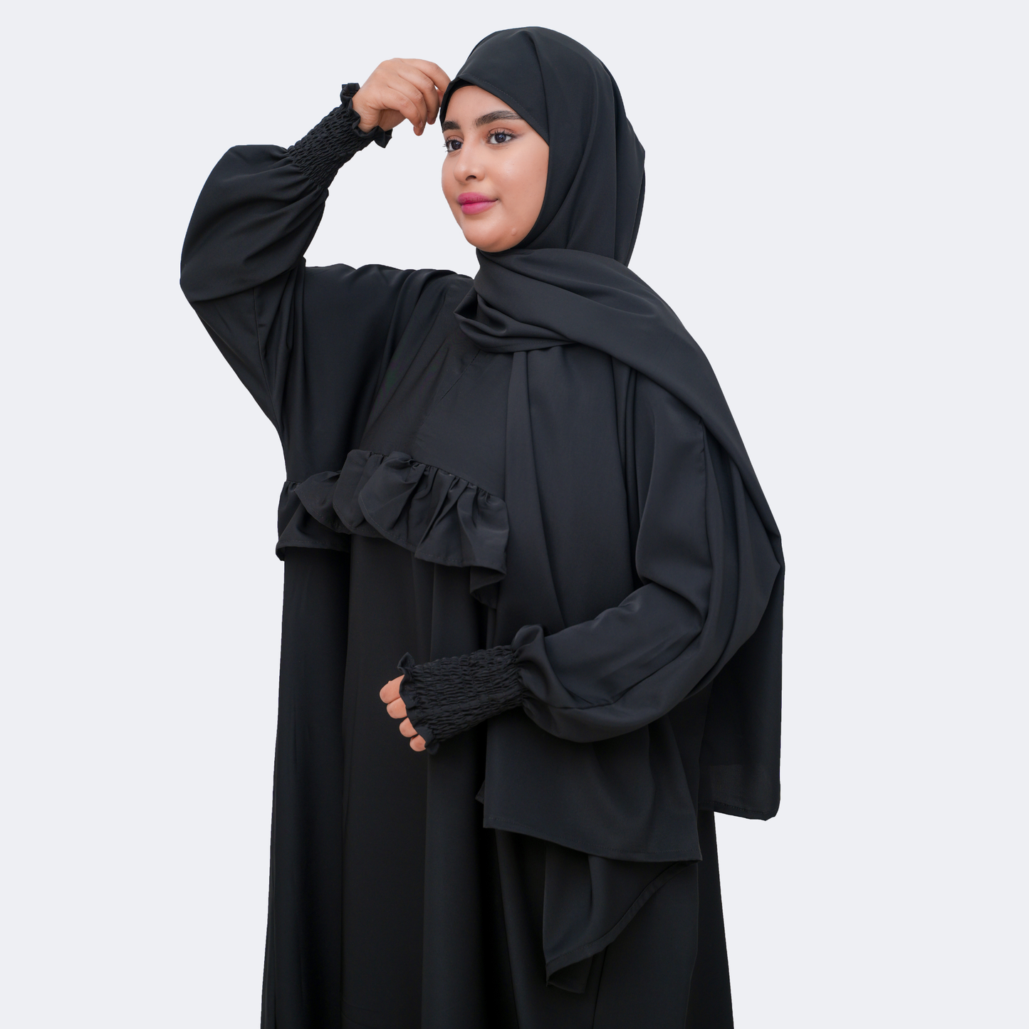 عباية محتشمة بتصميم عملي ولمسة أنثوية راقية  باللون الاسود