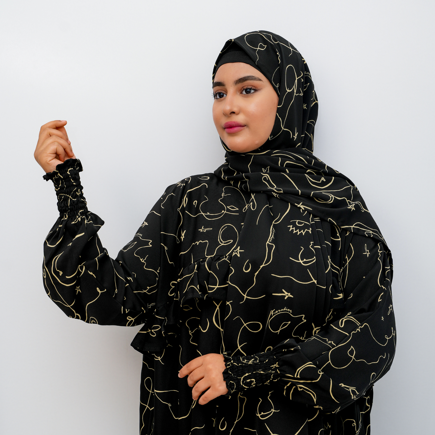 عباية محتشمة بتصميم عملي ولمسة أنثوية راقية  باللون الاسود و الذهبي