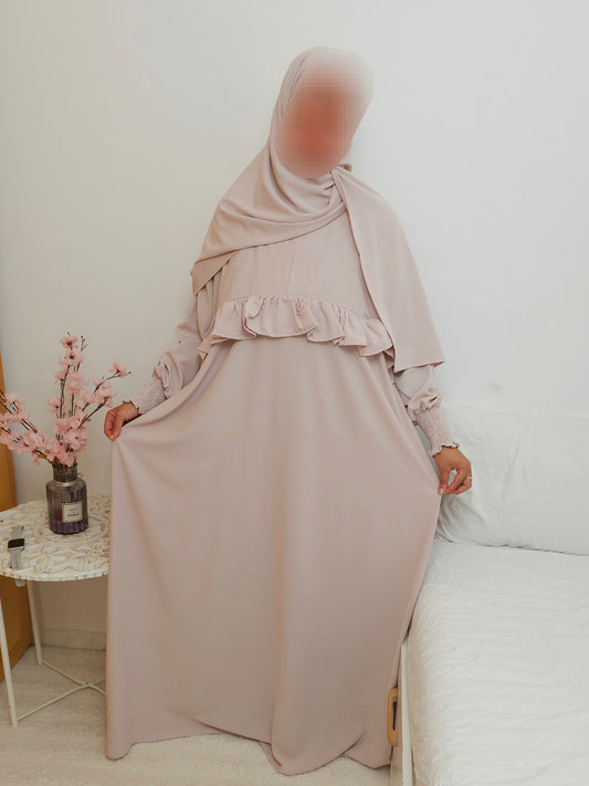 عباية محتشمة بتصميم عملي ولمسة أنثوية راقية  باللون الكريمي