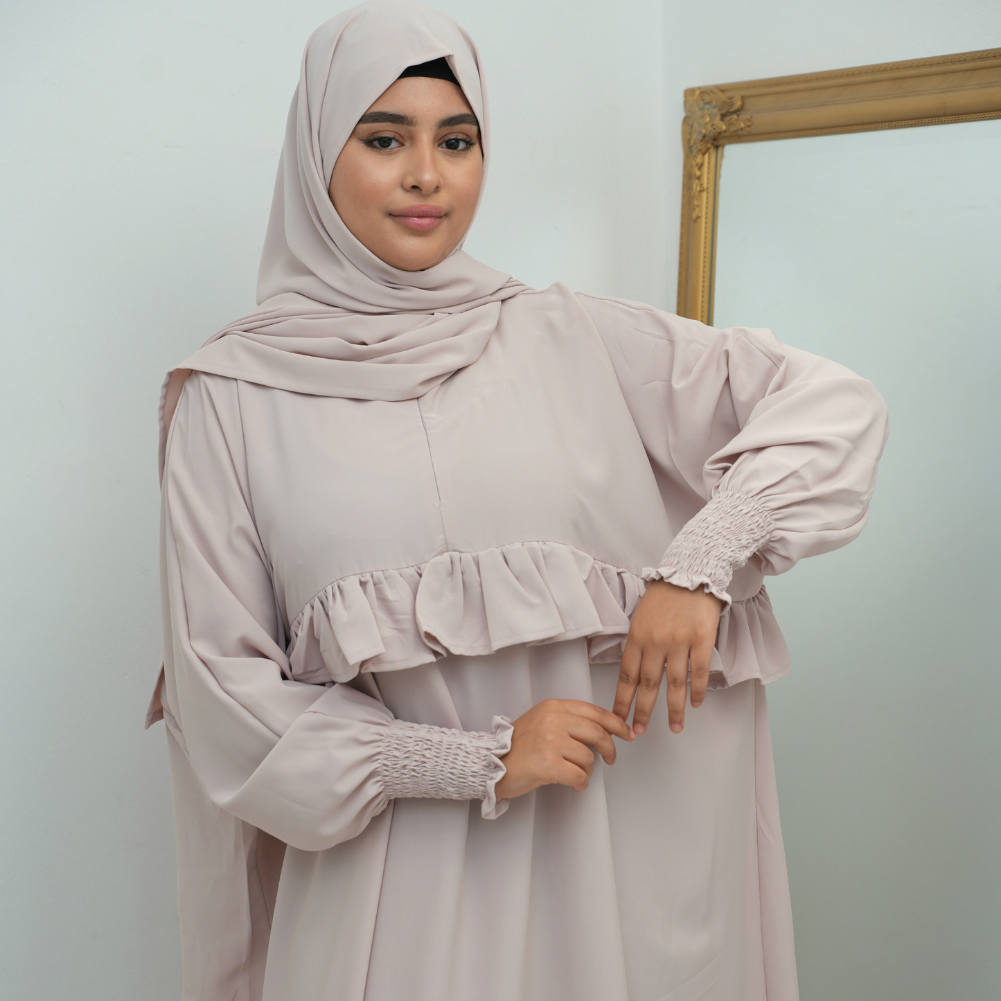 عباية محتشمة بتصميم عملي ولمسة أنثوية راقية  باللون الكريمي