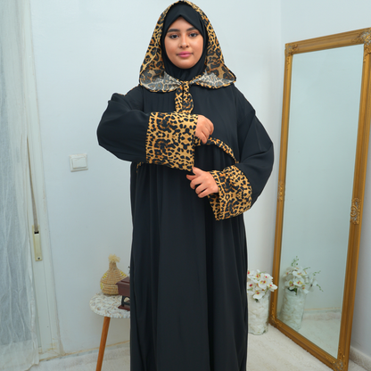 عباية محتشمة بتصميم عملي ولمسة أنثوية راقية  باللون الاسود و النمر