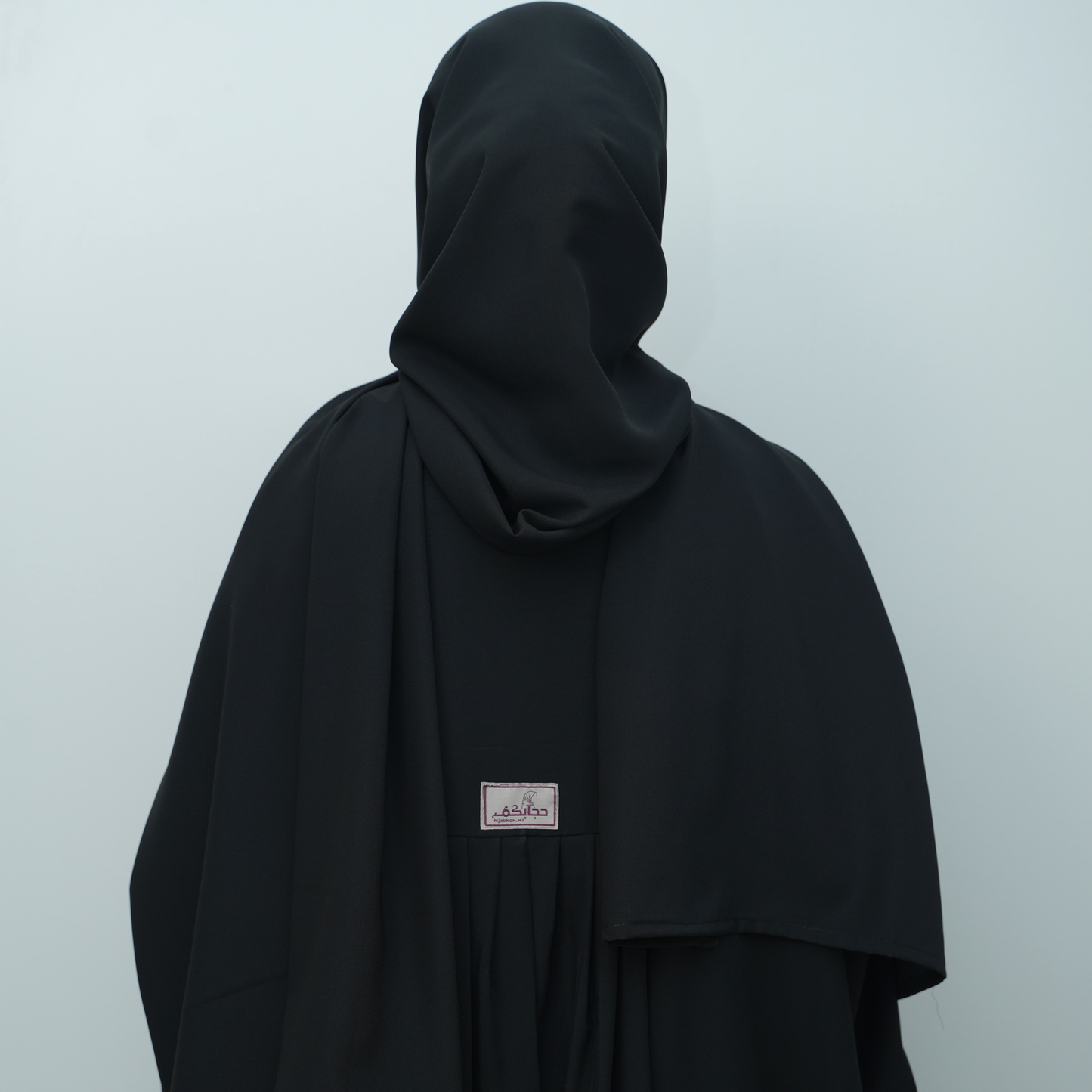 عباية محتشمة بتصميم عملي ولمسة أنثوية راقية  باللون الاسود
