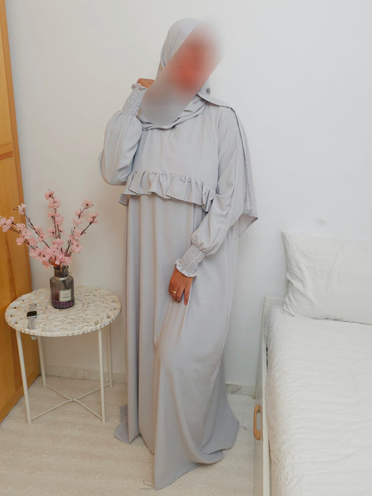 عباية محتشمة بتصميم عملي ولمسة أنثوية راقية  باللون  الرمادي