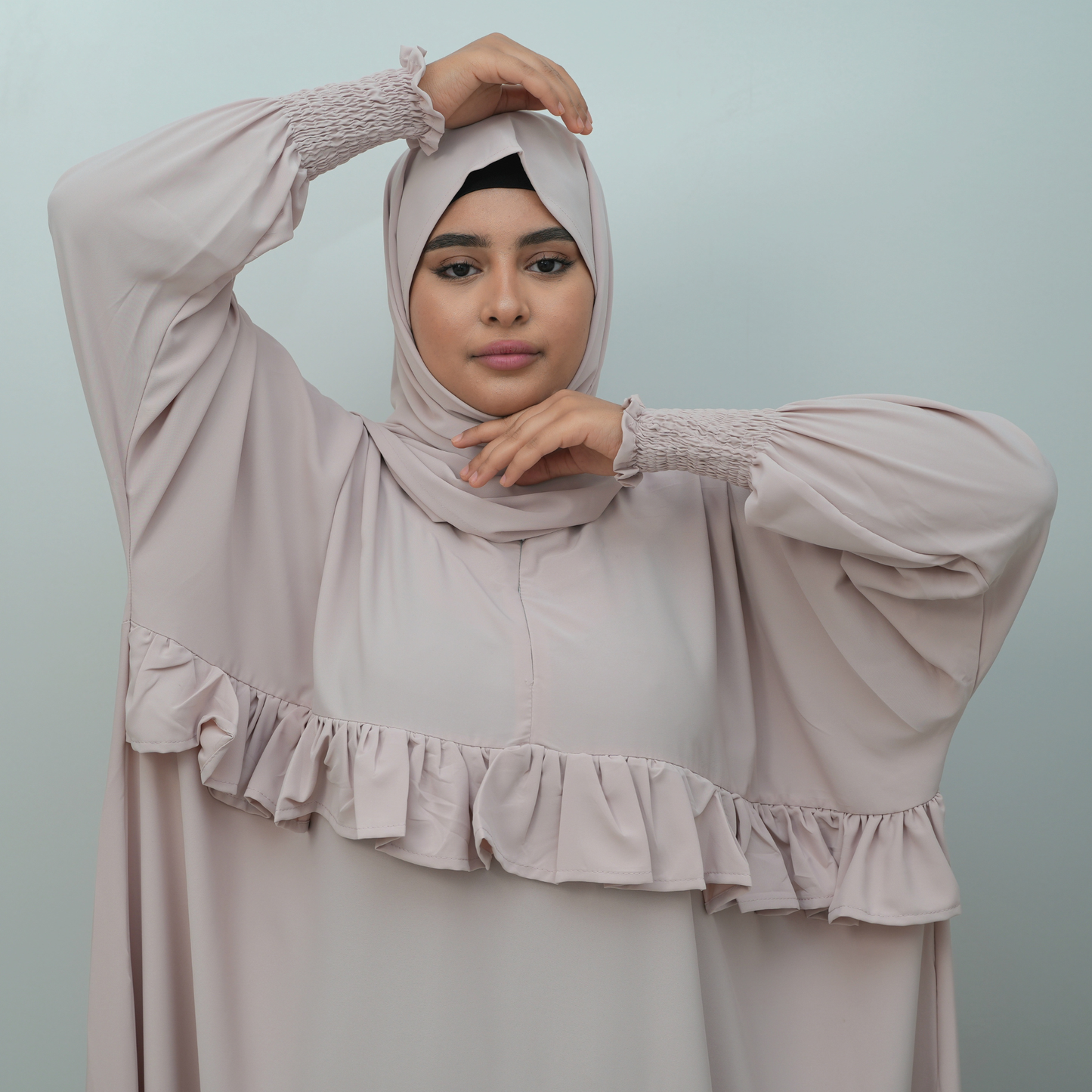 عباية محتشمة بتصميم عملي ولمسة أنثوية راقية  باللون الكريمي