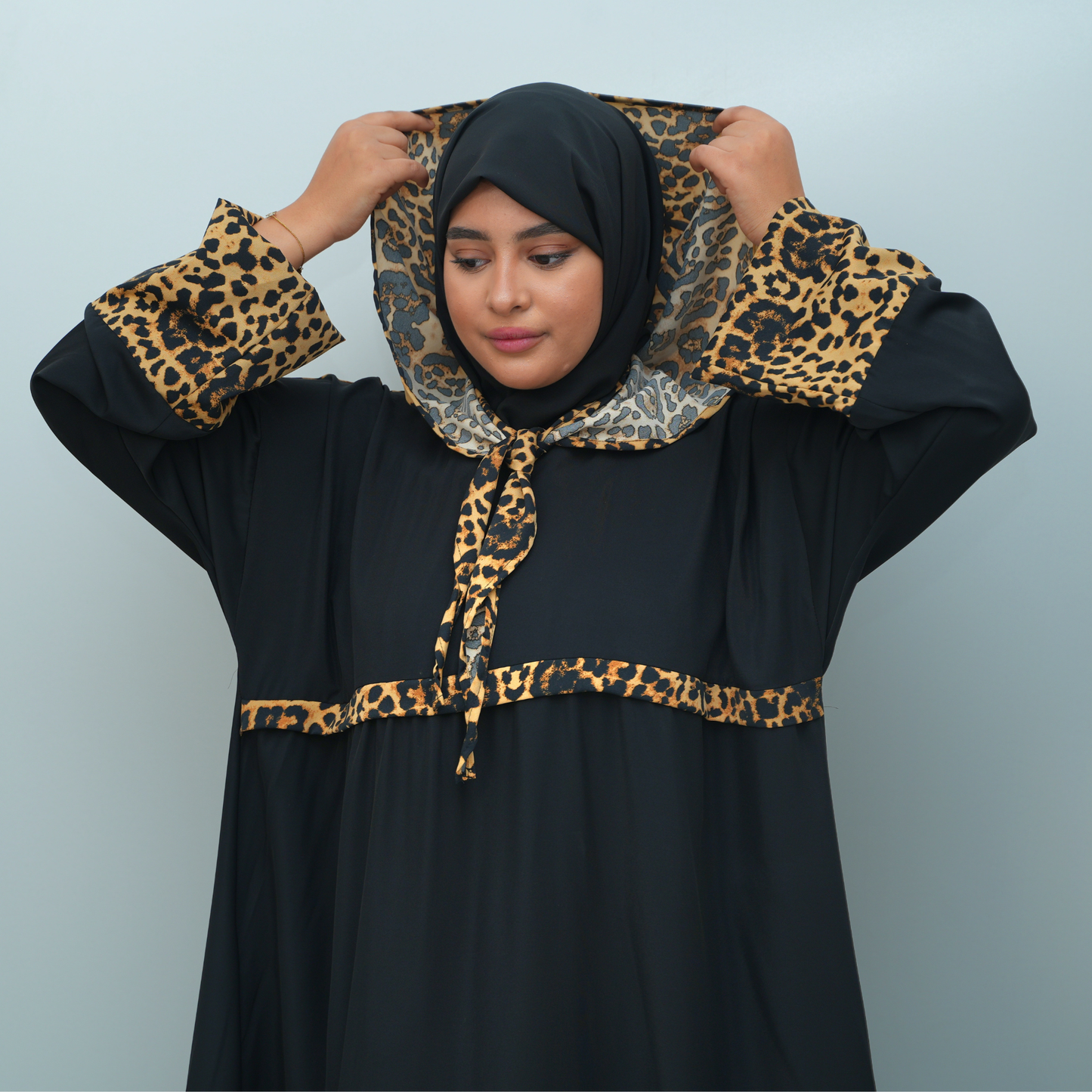 عباية محتشمة بتصميم عملي ولمسة أنثوية راقية  باللون الاسود و النمر