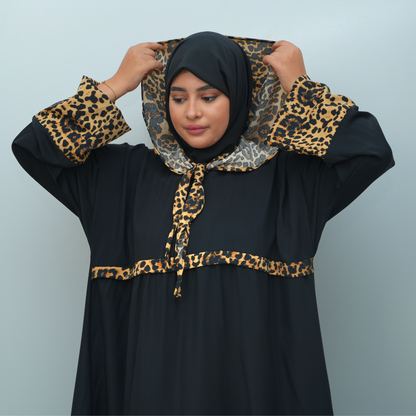 عباية محتشمة بتصميم عملي ولمسة أنثوية راقية  باللون الاسود و النمر