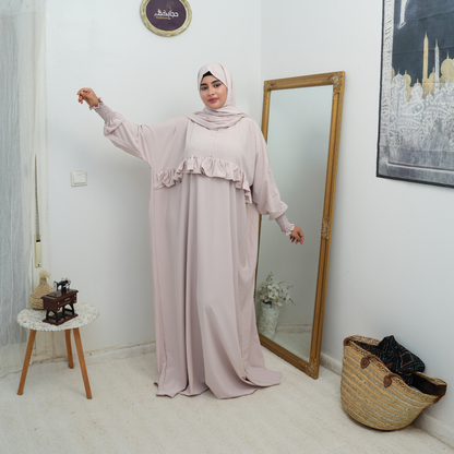عباية محتشمة بتصميم عملي ولمسة أنثوية راقية  باللون الكريمي